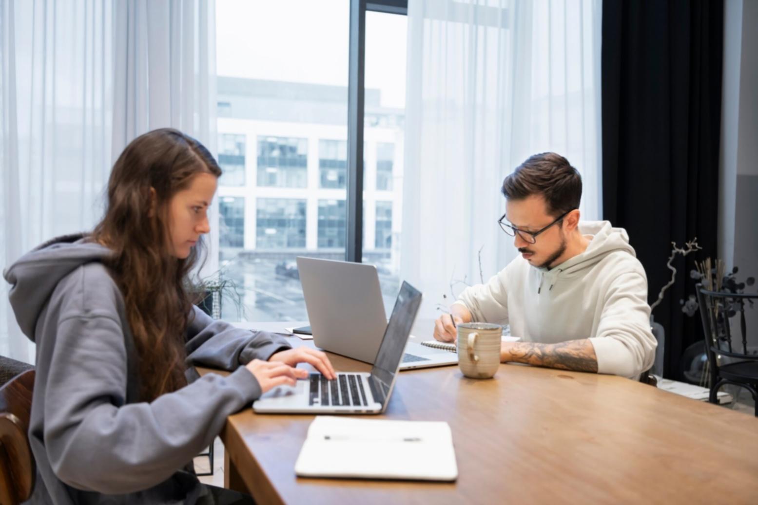 Fotografia di paesaggio montano con luce dorata al tramonto