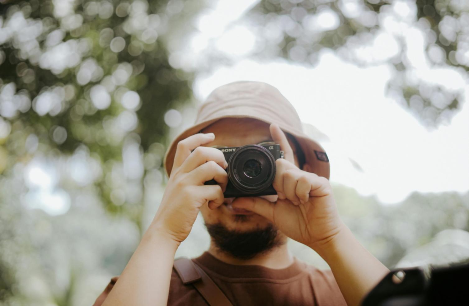 Scena di strada italiana con architettura tradizionale e giochi di luce