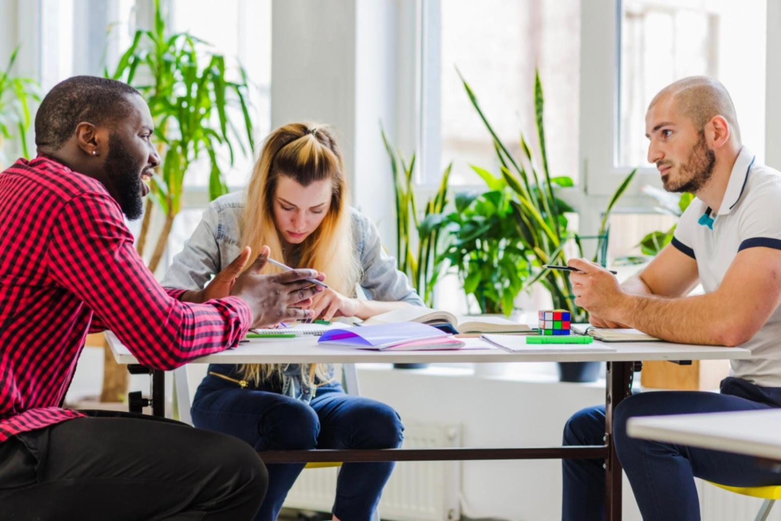 Dettaglio architettonico che dimostra l'uso creativo della luce naturale