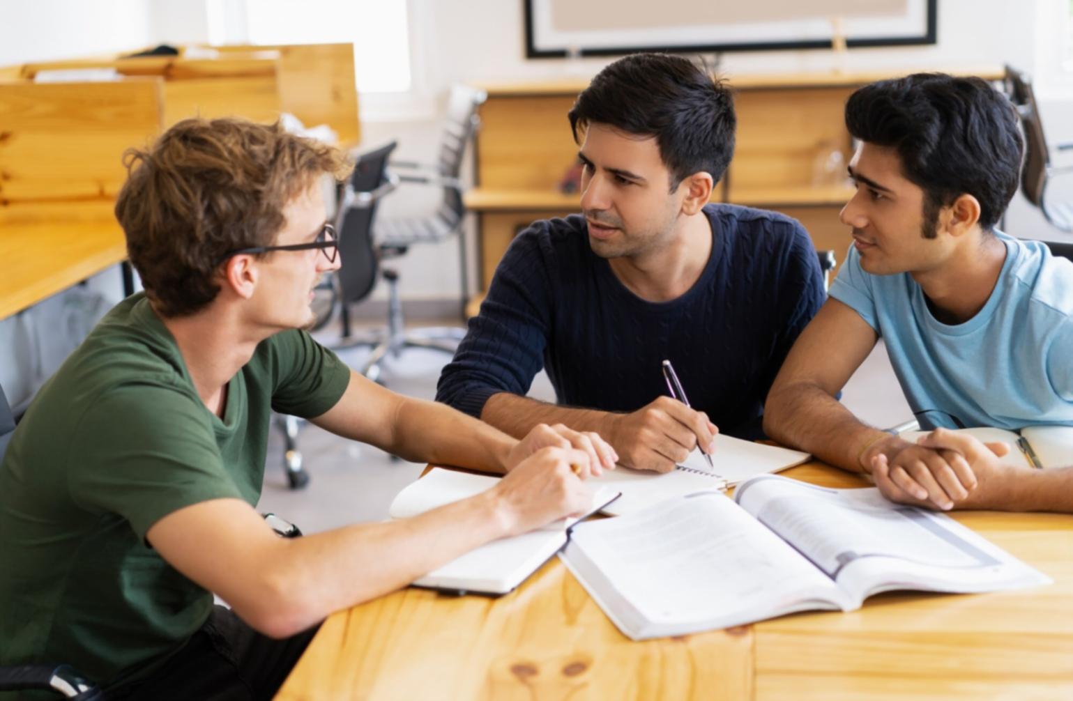 Paesaggio urbano di una città italiana al tramonto