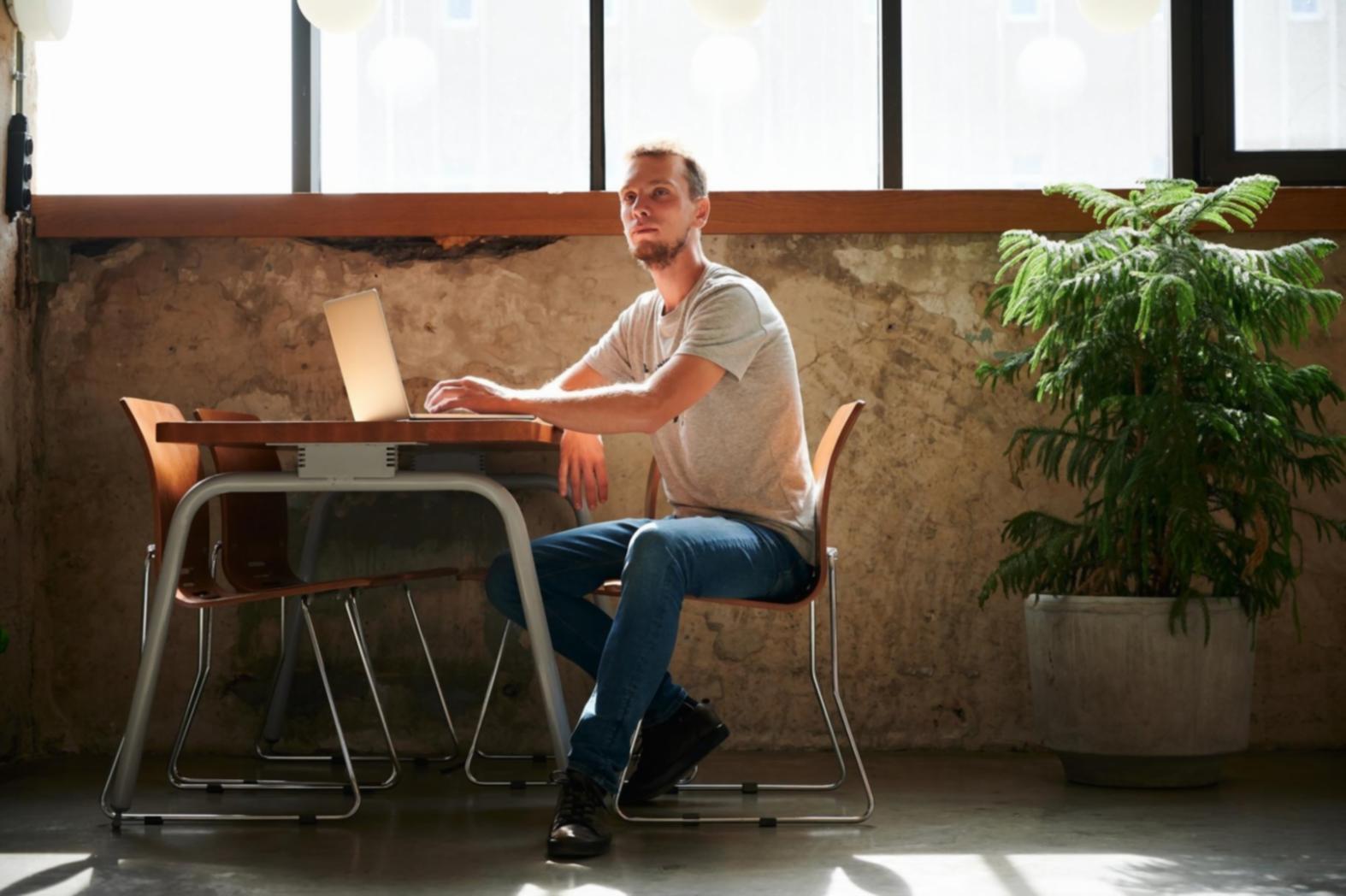 Esempio di fotografia urbana notturna con tecniche di lunga esposizione